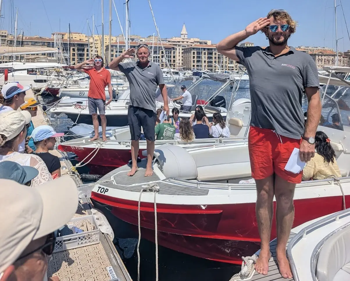 Skippers Bleu Évasion saluant les passagers