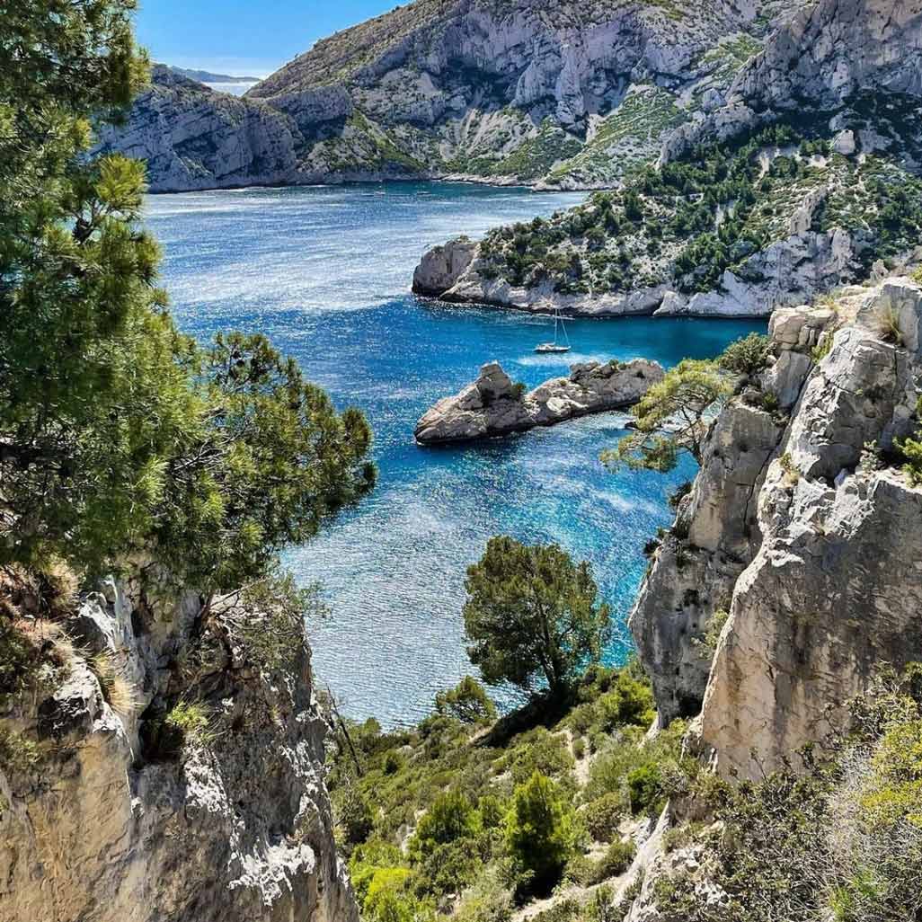 Panoramic view of the Torpilleur islet in the heart of Sugiton's blue waters.
