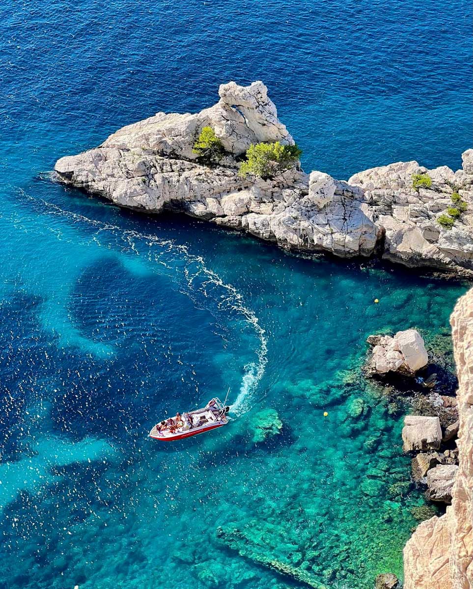 A boat in the Calanque des Pierres Tombées in Marseille